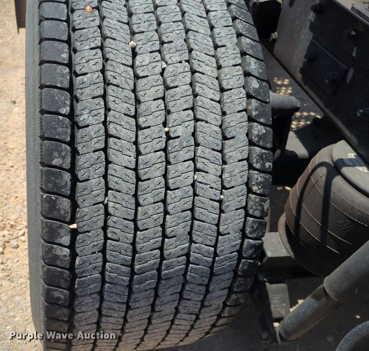 image for item NG9819 2020 Kenworth  T680 semi truck