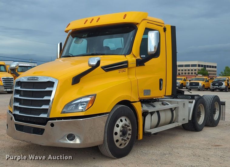 image for item NG9821 2021 Freightliner  Cascadia 126 semi truck