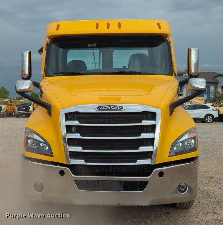 image for item NG9821 2021 Freightliner  Cascadia 126 semi truck