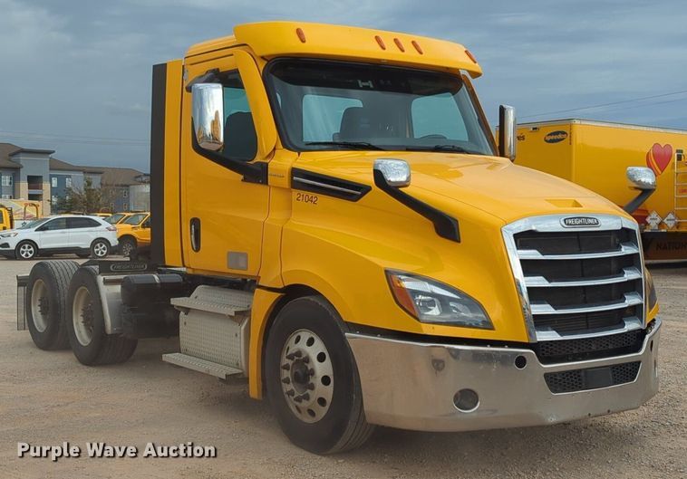 image for item NG9821 2021 Freightliner  Cascadia 126 semi truck