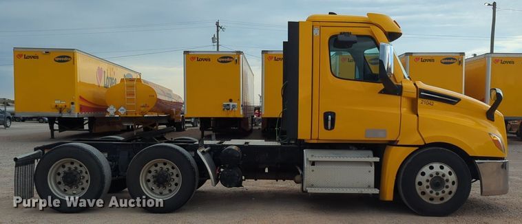 image for item NG9821 2021 Freightliner  Cascadia 126 semi truck