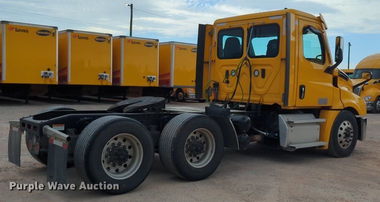 image for item NG9821 2021 Freightliner  Cascadia 126 semi truck