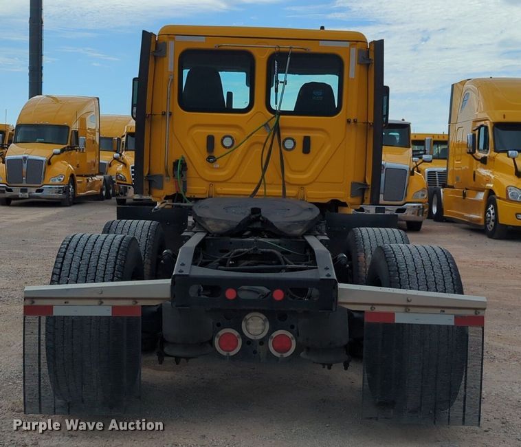 image for item NG9821 2021 Freightliner  Cascadia 126 semi truck