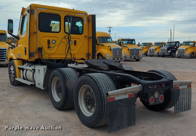 image for item NG9821 2021 Freightliner  Cascadia 126 semi truck