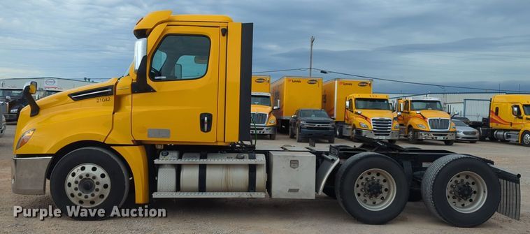 image for item NG9821 2021 Freightliner  Cascadia 126 semi truck