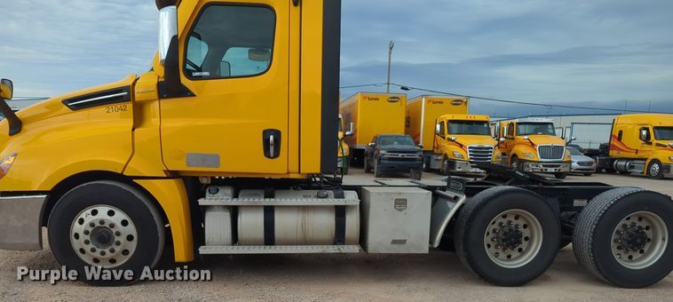 image for item NG9821 2021 Freightliner  Cascadia 126 semi truck