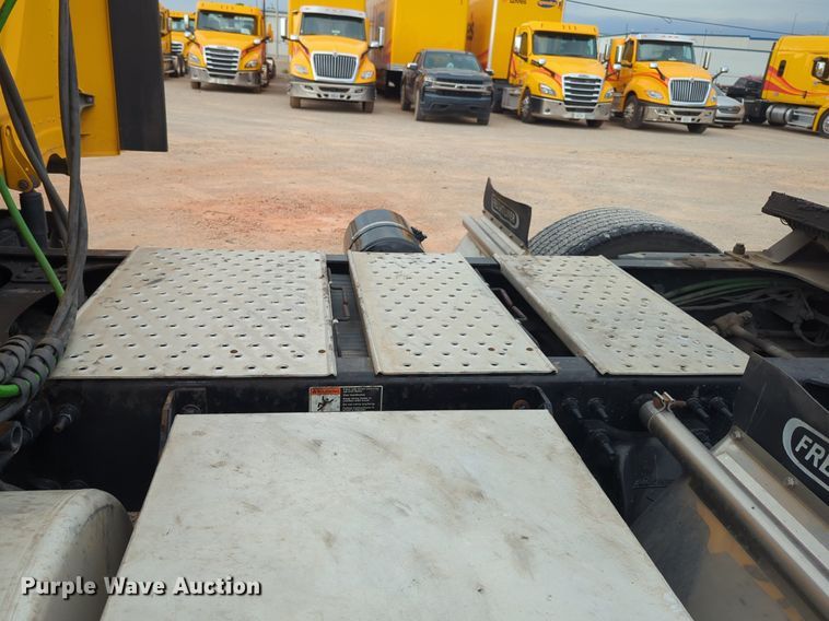 image for item NG9821 2021 Freightliner  Cascadia 126 semi truck