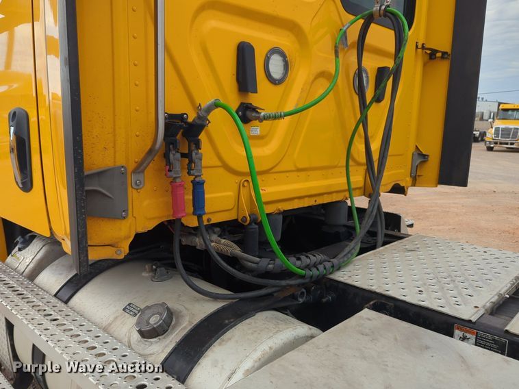 image for item NG9821 2021 Freightliner  Cascadia 126 semi truck