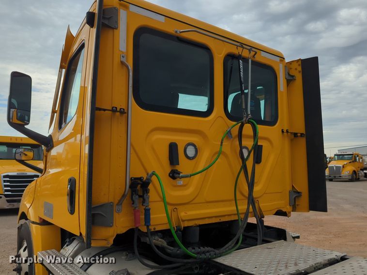 image for item NG9821 2021 Freightliner  Cascadia 126 semi truck