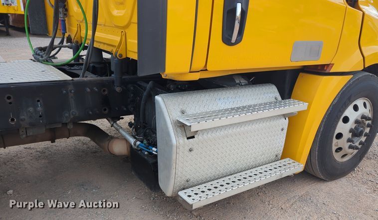 image for item NG9821 2021 Freightliner  Cascadia 126 semi truck