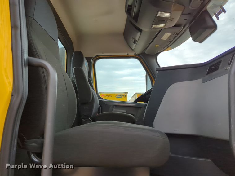 image for item NG9821 2021 Freightliner  Cascadia 126 semi truck