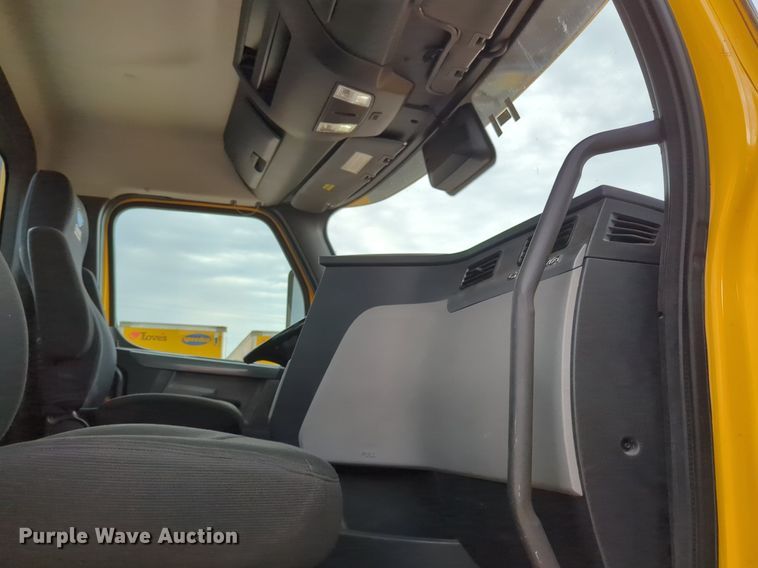 image for item NG9821 2021 Freightliner  Cascadia 126 semi truck