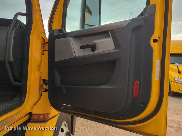 image for item NG9821 2021 Freightliner  Cascadia 126 semi truck