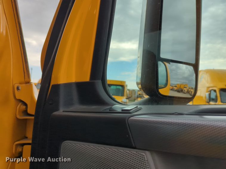 image for item NG9821 2021 Freightliner  Cascadia 126 semi truck