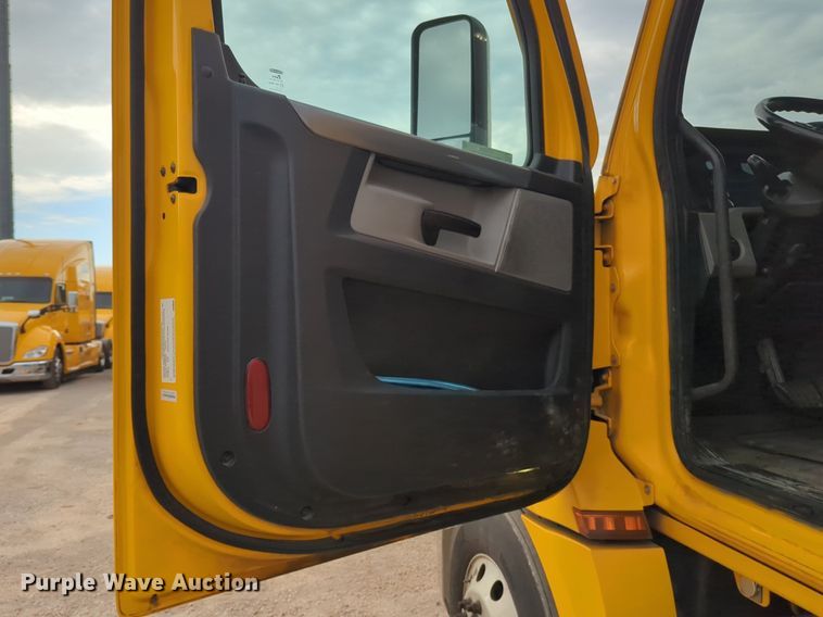 image for item NG9821 2021 Freightliner  Cascadia 126 semi truck