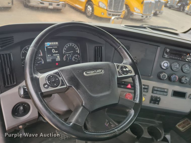 image for item NG9821 2021 Freightliner  Cascadia 126 semi truck