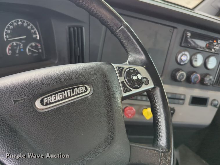 image for item NG9821 2021 Freightliner  Cascadia 126 semi truck