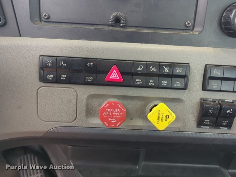 image for item NG9821 2021 Freightliner  Cascadia 126 semi truck