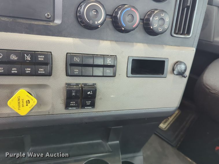 image for item NG9821 2021 Freightliner  Cascadia 126 semi truck