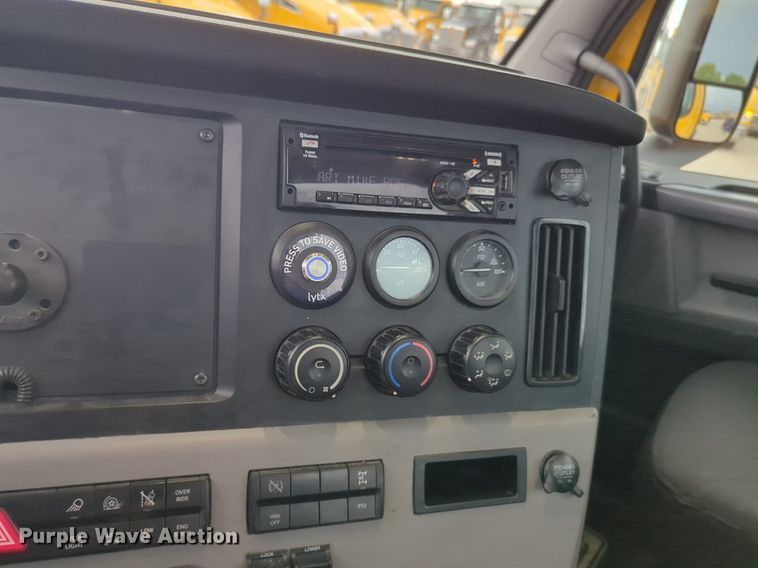 image for item NG9821 2021 Freightliner  Cascadia 126 semi truck