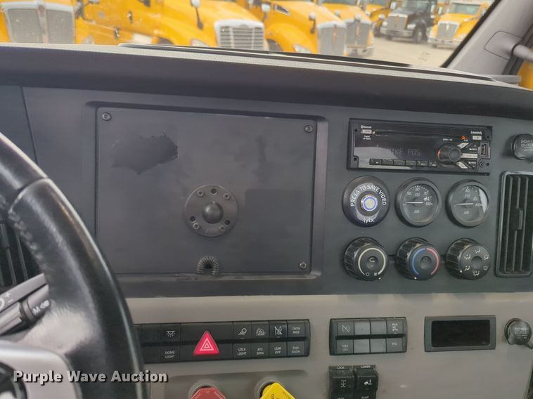 image for item NG9821 2021 Freightliner  Cascadia 126 semi truck