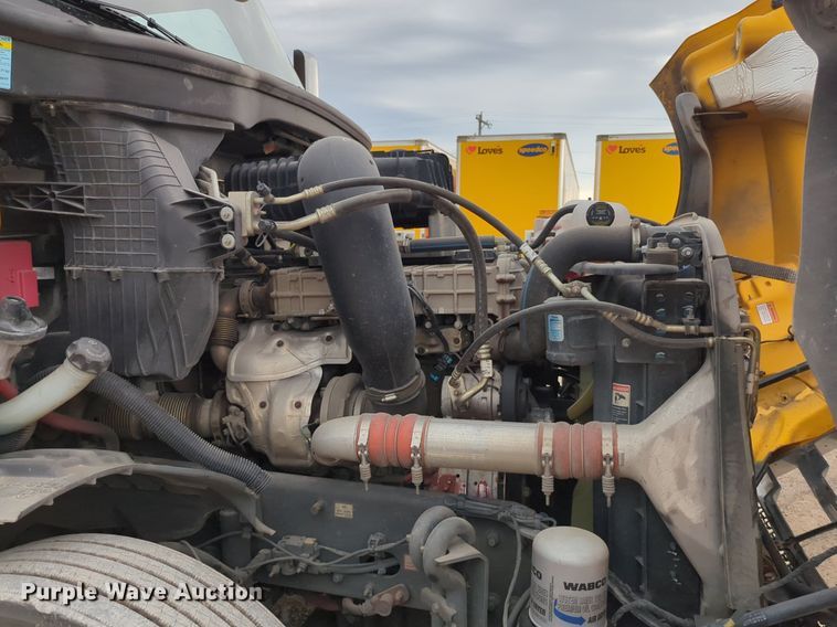 image for item NG9821 2021 Freightliner  Cascadia 126 semi truck