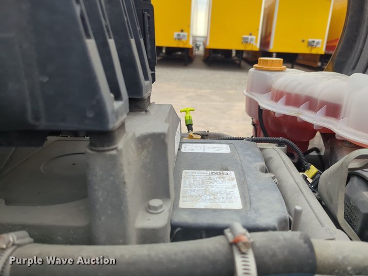 image for item NG9821 2021 Freightliner  Cascadia 126 semi truck