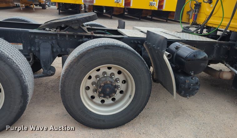 image for item NG9821 2021 Freightliner  Cascadia 126 semi truck