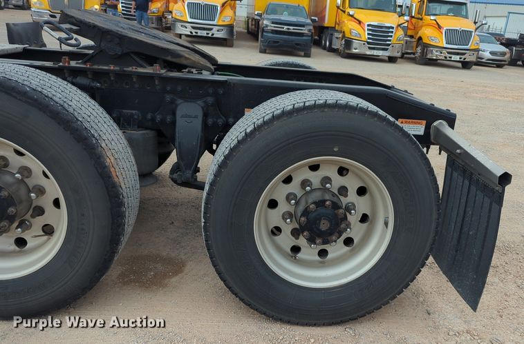 image for item NG9821 2021 Freightliner  Cascadia 126 semi truck