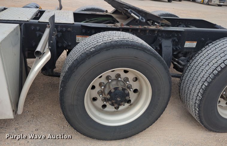 image for item NG9821 2021 Freightliner  Cascadia 126 semi truck