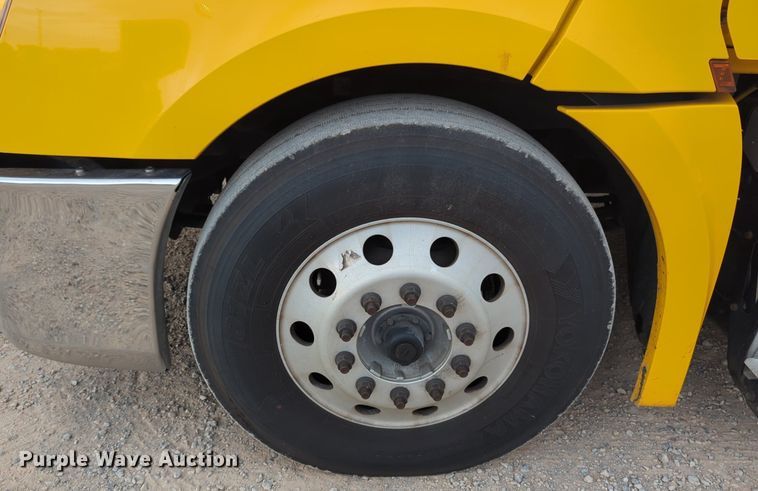 image for item NG9821 2021 Freightliner  Cascadia 126 semi truck