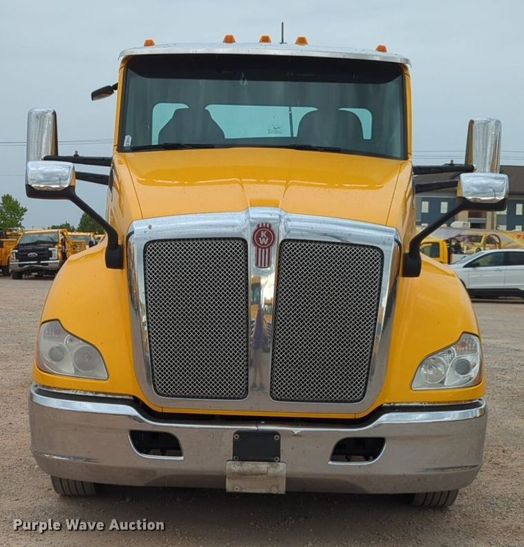 image for item NG9822 2020 Kenworth  T680 semi truck