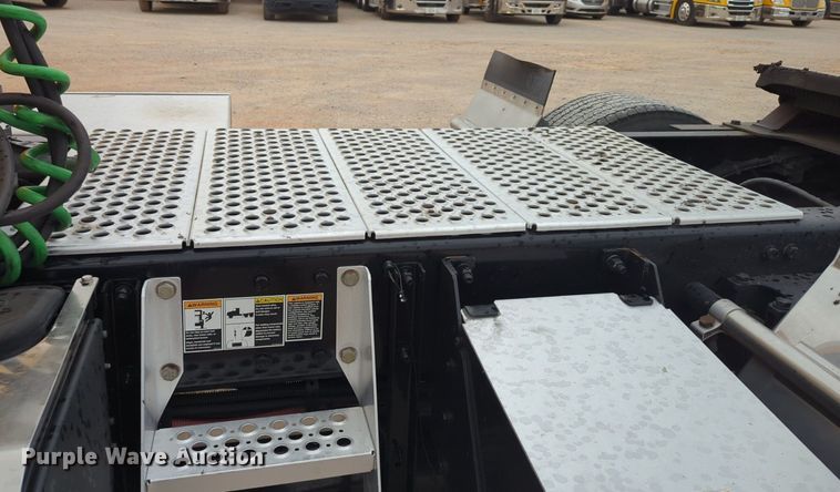 image for item NG9822 2020 Kenworth  T680 semi truck