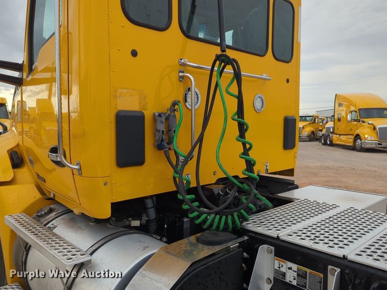 image for item NG9822 2020 Kenworth  T680 semi truck