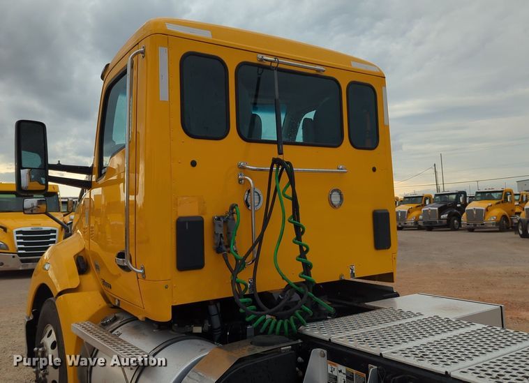 image for item NG9822 2020 Kenworth  T680 semi truck