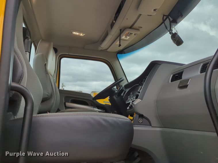 image for item NG9822 2020 Kenworth  T680 semi truck