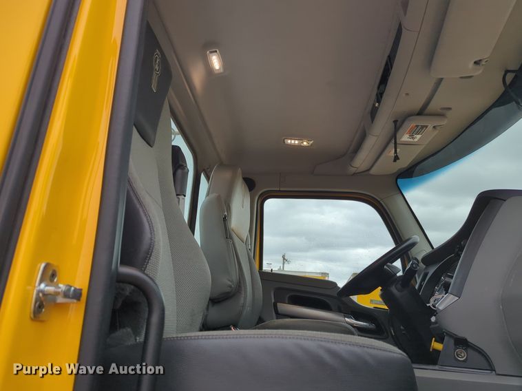 image for item NG9822 2020 Kenworth  T680 semi truck