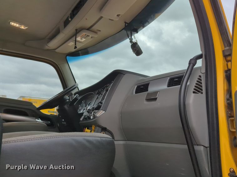 image for item NG9822 2020 Kenworth  T680 semi truck