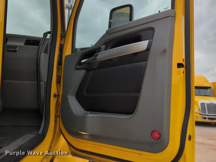 image for item NG9822 2020 Kenworth  T680 semi truck