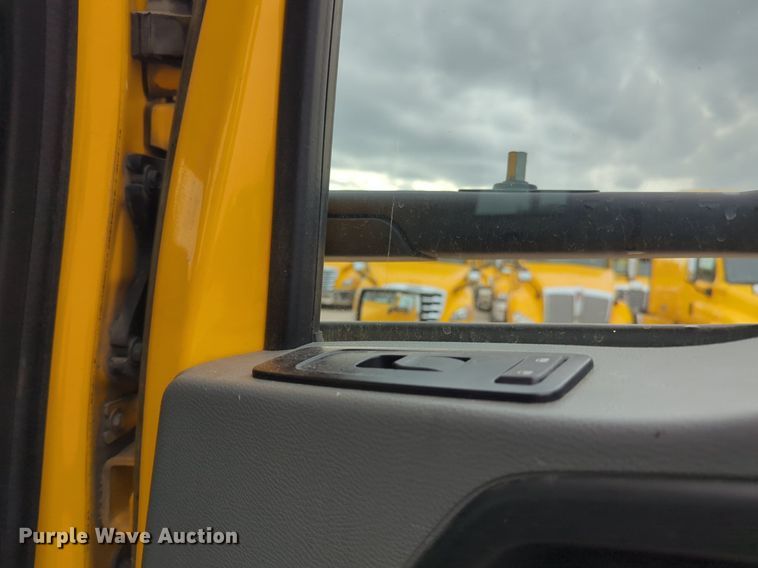 image for item NG9822 2020 Kenworth  T680 semi truck