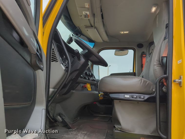 image for item NG9822 2020 Kenworth  T680 semi truck