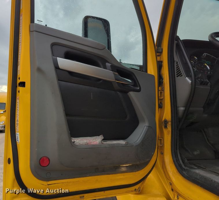 image for item NG9822 2020 Kenworth  T680 semi truck