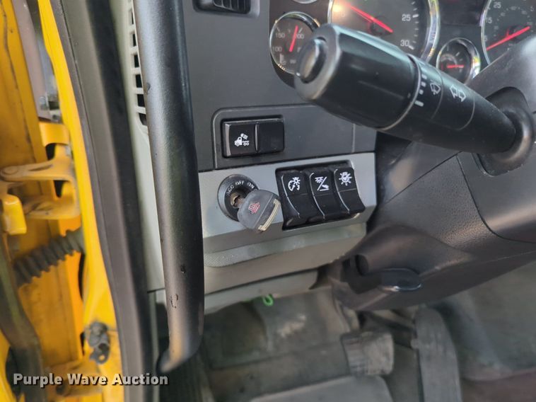 image for item NG9822 2020 Kenworth  T680 semi truck