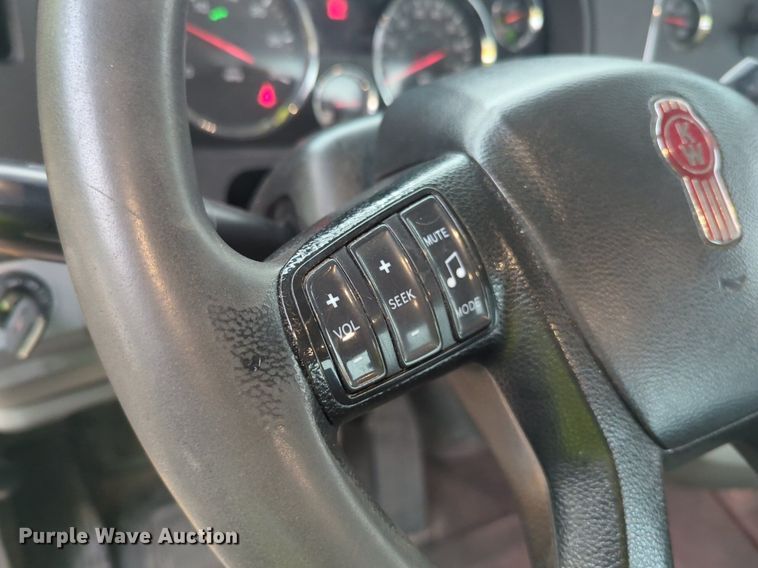 image for item NG9822 2020 Kenworth  T680 semi truck