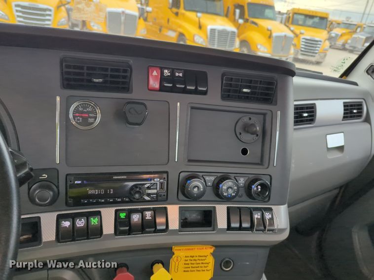 image for item NG9822 2020 Kenworth  T680 semi truck