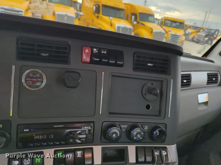 image for item NG9822 2020 Kenworth  T680 semi truck