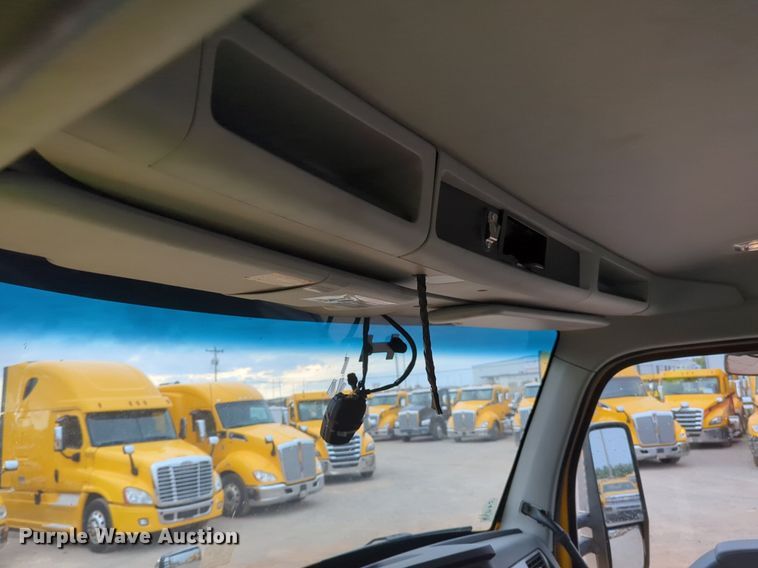 image for item NG9822 2020 Kenworth  T680 semi truck