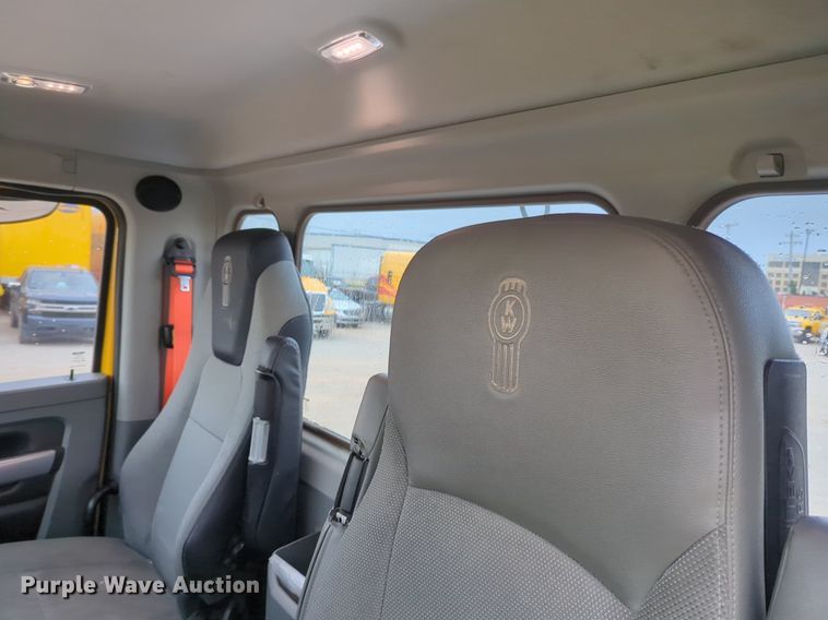 image for item NG9822 2020 Kenworth  T680 semi truck