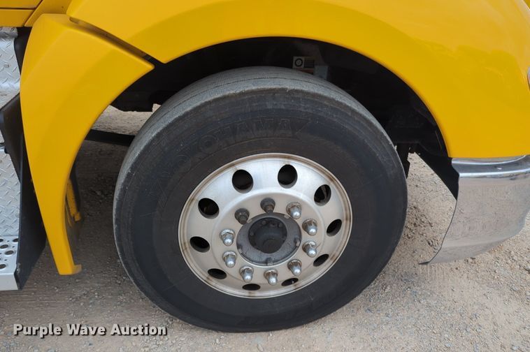 image for item NG9822 2020 Kenworth  T680 semi truck