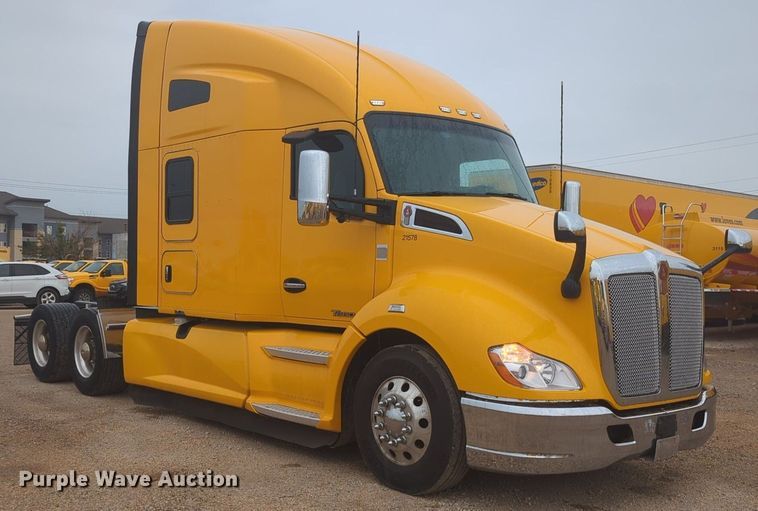 image for item NG9825 2021 Kenworth  T680 semi truck